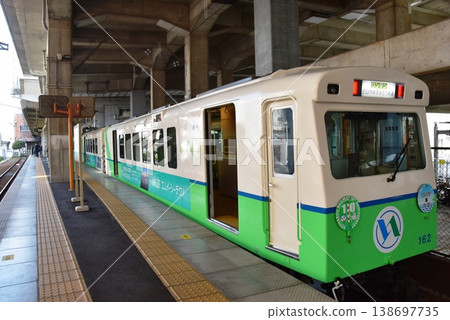 三重縣：四日市明日奈呂鐵道四日市站的月台和列車。 138697735