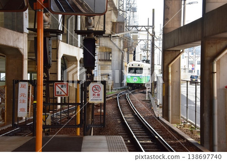 三重縣：四日市明日奈呂鐵道四日市站的月台和列車。 138697740