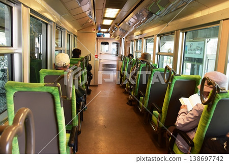在三重縣四日市明日奈呂鐵道開往宇津部的列車上 138697742