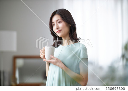中年婦女放鬆喝咖啡 中年婦女放鬆喝咖啡 138697800