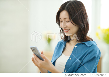一位中年婦女正在用智慧型手機通話。 138697853