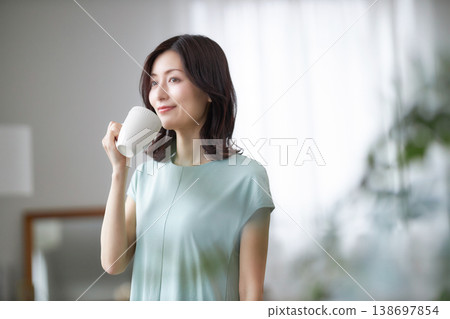 中年婦女放鬆喝咖啡 中年婦女放鬆喝咖啡 138697854