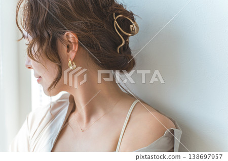 一位佩戴飾品、耳環和耳環的女性側臉 138697957