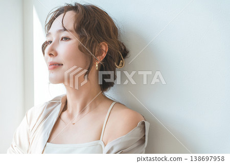 佩戴飾品、耳環和耳環的女性。 138697958