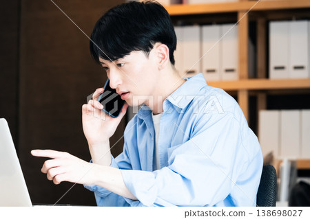 A young businessman talking on his smartphone 138698027