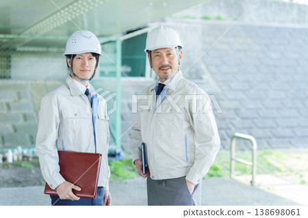 Portrait of an engineer wearing a helmet 138698061