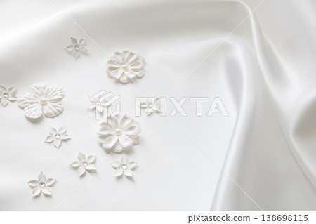 White petals background 138698115