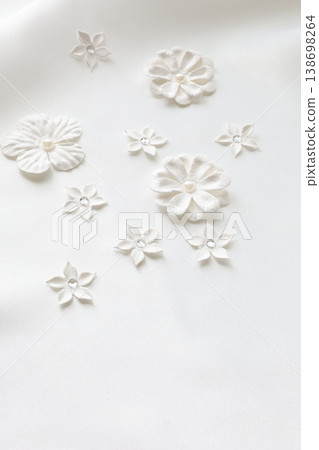 White petals background 138698264