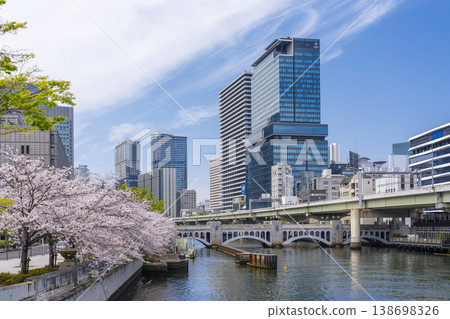 Suishobashi Bridge and cherry blossoms in full bloom in Nakanoshima, Osaka Suishobashi Bridge and cherry blossoms in full bloom in Nakanoshima, Osaka 138698326