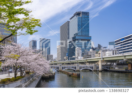 大阪中之島的翠石橋與盛開的櫻花 大阪中之島的翠石橋與盛開的櫻花 138698327