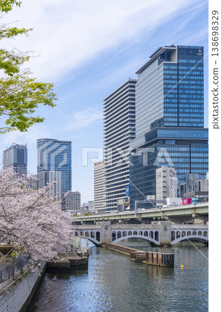大阪中之島的翠石橋與盛開的櫻花 大阪中之島的翠石橋與盛開的櫻花 138698329