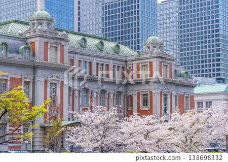 Osaka Nakanoshima: Osaka City Central Public Hall and cherry blossoms in full bloom Osaka Nakanoshima: Osaka City Central Public Hall and cherry blossoms in full bloom 138698332