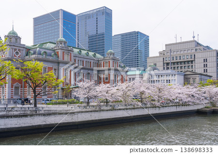 大阪中之島:大阪市中央公會堂與盛開的櫻花。 大阪中之島:大阪市中央公會堂與盛開的櫻花。 138698333