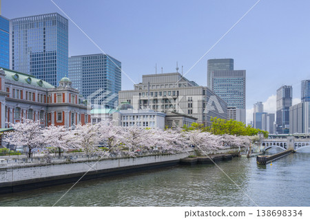 大阪中之島:大阪市中央公會堂與盛開的櫻花。 大阪中之島:大阪市中央公會堂與盛開的櫻花。 138698334