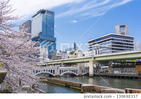 大阪中之島的翠石橋與盛開的櫻花 大阪中之島的翠石橋與盛開的櫻花 138698337