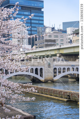 大阪中之島的翠石橋與盛開的櫻花 大阪中之島的翠石橋與盛開的櫻花 138698339