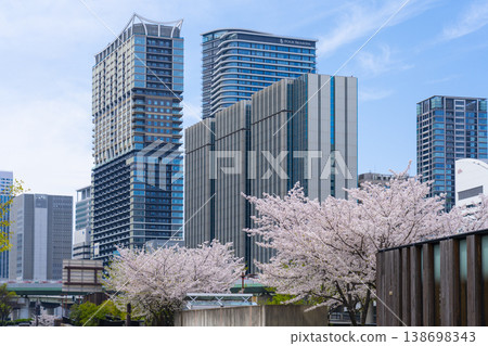 Scenery near Keihan Oebashi Station in Nakanoshima and cherry blossoms in full bloom. Scenery near Keihan Oebashi Station in Nakanoshima and cherry blossoms in full bloom. 138698343
