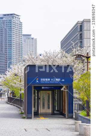 Scenery near Keihan Oebashi Station in Nakanoshima and cherry blossoms in full bloom. 138698347