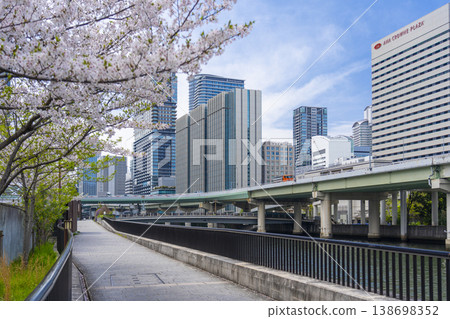 Scenery near Keihan Oebashi Station in Nakanoshima and cherry blossoms in full bloom. Scenery near Keihan Oebashi Station in Nakanoshima and cherry blossoms in full bloom. 138698352