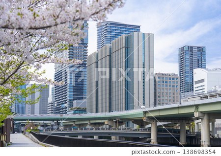 Scenery near Keihan Oebashi Station in Nakanoshima and cherry blossoms in full bloom. Scenery near Keihan Oebashi Station in Nakanoshima and cherry blossoms in full bloom. 138698354