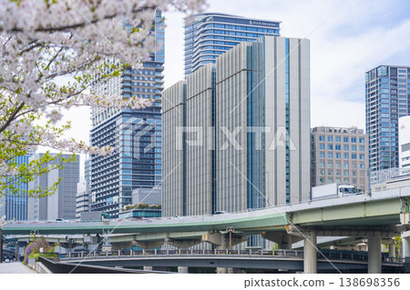 Scenery near Keihan Oebashi Station in Nakanoshima and cherry blossoms in full bloom. 138698356