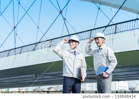一位工程師站在公路橋前的肖像。 138698424