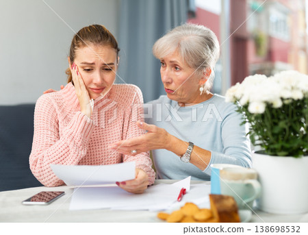 Young woman with financial problems and her mother at home 138698532