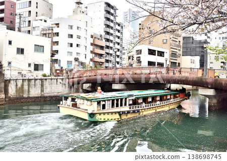 橫濱大岡川賞櫻船 138698745