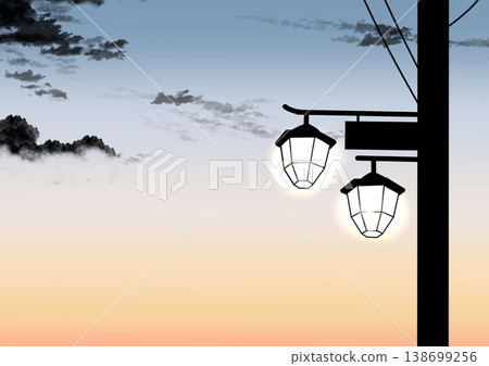 一天中不同時段的天空、雲朵和路燈的輪廓 138699256
