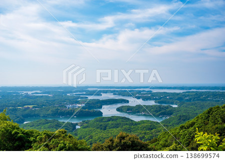在伊勢志摩國立公園（三重縣志摩市）的翠綠季節，從橫山展望台的「禦晴展望台」可以欣賞到阿厝灣的壯麗景色。 138699574