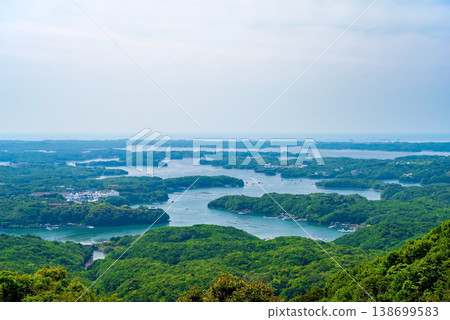 在伊勢志摩國立公園(三重縣志摩市)的翠綠季節,從橫山展望台的「禦晴展望台」可以欣賞到阿厝灣的壯麗景色。 在伊勢志摩國立公園(三重縣志摩市)的翠綠季節,從橫山展望台的「禦晴展望台」可以欣賞到阿厝灣的壯麗景色。 138699583