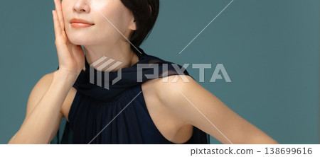 有皮膚的一名美麗的婦女 有皮膚的一名美麗的婦女 138699616