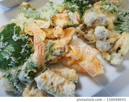 Shrimp and vegetable tempura, my wife's home-cooked meal, dinner enjoyed at home, a happy family Shrimp and vegetable tempura, my wife's home-cooked meal, dinner enjoyed at home, a happy family 138699643