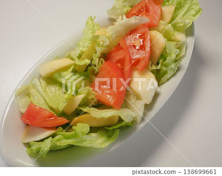 生菜蘋果沙拉，妻子做的家常菜，在家享用晚餐，幸福的一家人。 138699661