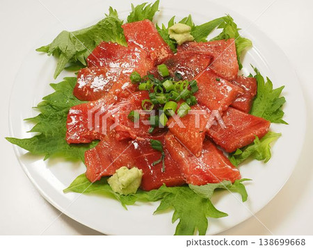 紫蘇葉醃鮪魚，妻子做的家常菜，在家享用晚餐，一家人其樂融融。 138699668