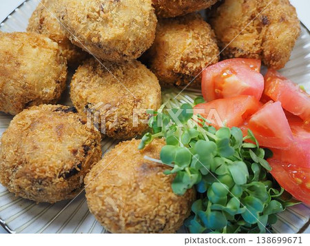 自製炸丸子,老婆自製的家常菜,在家吃飯,幸福的一家 自製炸丸子,老婆自製的家常菜,在家吃飯,幸福的一家 138699671