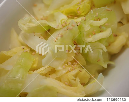檸檬蒸春捲,妻子親手做的,在家享用的晚餐,幸福的一家人。 檸檬蒸春捲,妻子親手做的,在家享用的晚餐,幸福的一家人。 138699680