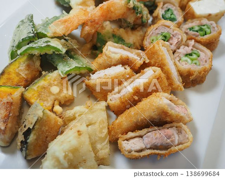 單點炸物(蘆筍捲、炸蝦、炸南瓜),妻子做的家常菜,在家享用晚餐,幸福的家庭。 單點炸物(蘆筍捲、炸蝦、炸南瓜),妻子做的家常菜,在家享用晚餐,幸福的家庭。 138699684