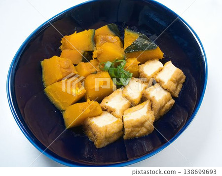 燉南瓜配炸豆腐,妻子做的家常菜,在家享用晚餐,一家人其樂融。 燉南瓜配炸豆腐,妻子做的家常菜,在家享用晚餐,一家人其樂融。 138699693