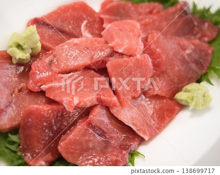 醃鮪魚，老婆做的家常菜，在家吃晚飯，一家人幸福 138699717