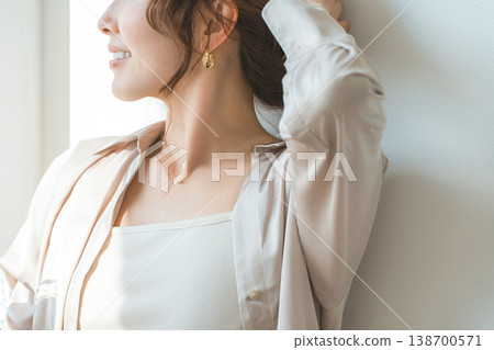 Profile of a woman wearing accessories, earrings, and earrings Profile of a woman wearing accessories, earrings, and earrings 138700571