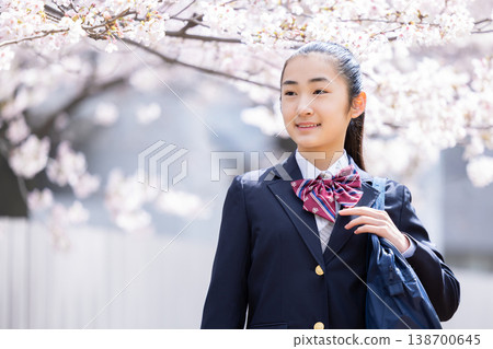 女學生,高中女生,正在櫻花樹下漫步。 女學生,高中女生,正在櫻花樹下漫步。 138700645