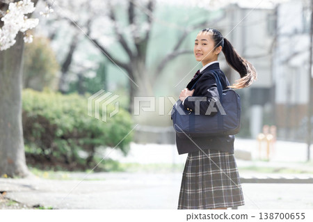 女學生，高中女生，正在櫻花樹下漫步。 138700655
