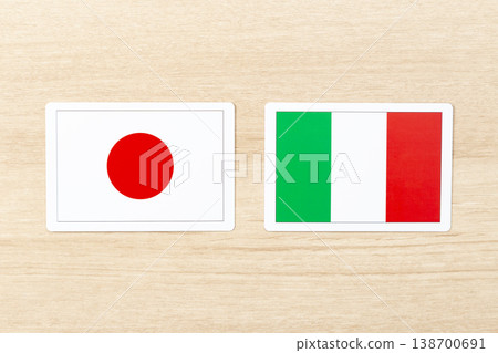 日本國旗和義大利國旗擺放在桌上。 日本國旗和義大利國旗擺放在桌上。 138700691