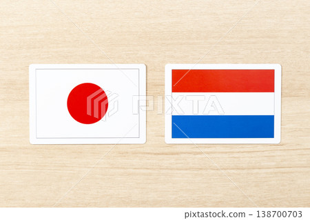 桌上擺放著日本國旗和荷蘭國旗。 138700703