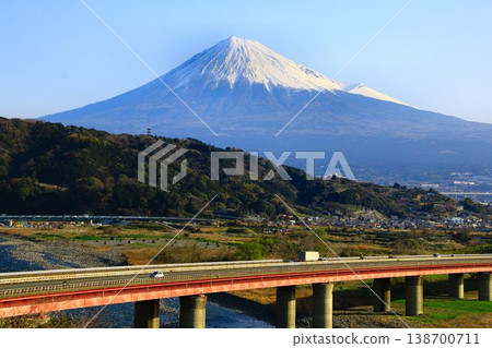 眺望東名高速公路和藤川…神聖的富士山 138700711