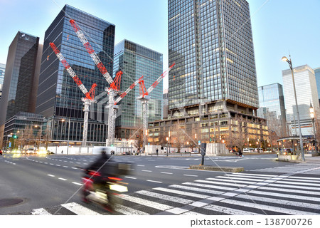 從皇宮和田倉橋上眺望大手町建築群 從皇宮和田倉橋上眺望大手町建築群 138700726