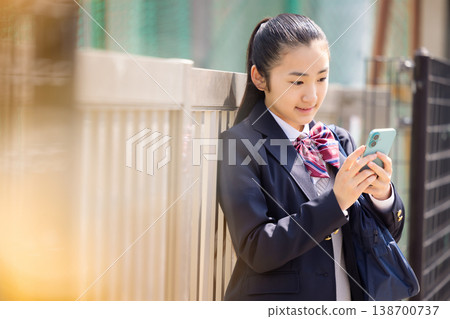 身穿校服的女高中生。 身穿校服的女高中生。 138700737