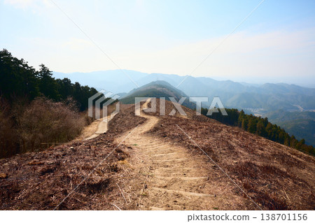 岩脅山在控制燃燒後 138701156