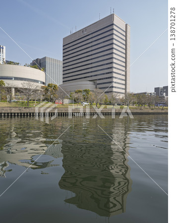 摩天大樓在水面上搖曳,是水城大阪大川的景象。 摩天大樓在水面上搖曳,是水城大阪大川的景象。 138701278